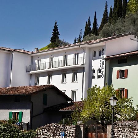 On The Rock Hotel Арко Екстериор снимка