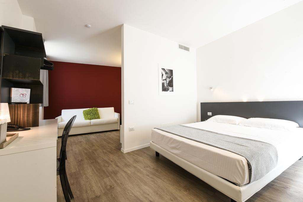 On The Rock Hotel Арко Екстериор снимка